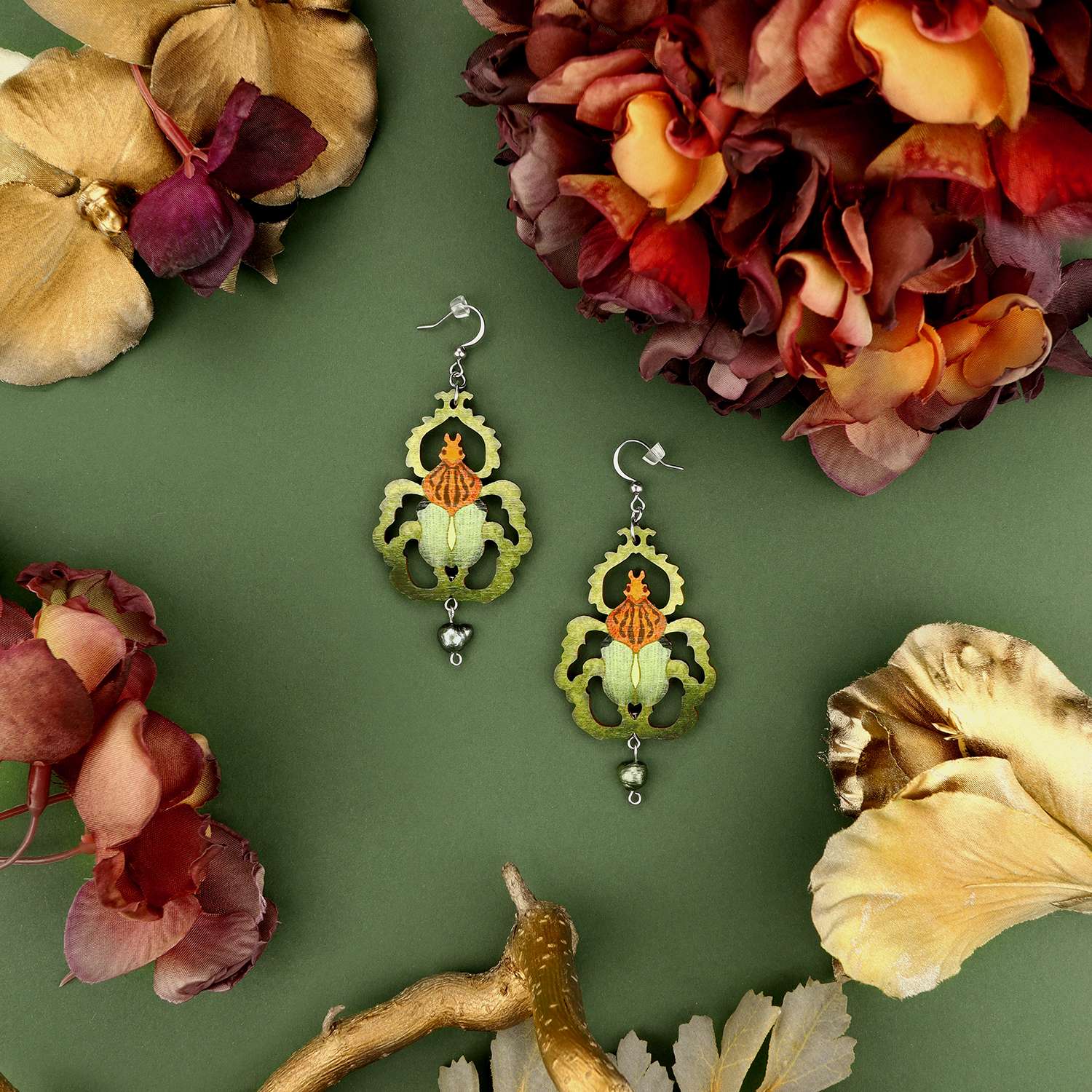 Vihreä Pikku Koppis vanerikorvakorut helmellä vihreällä taustalla