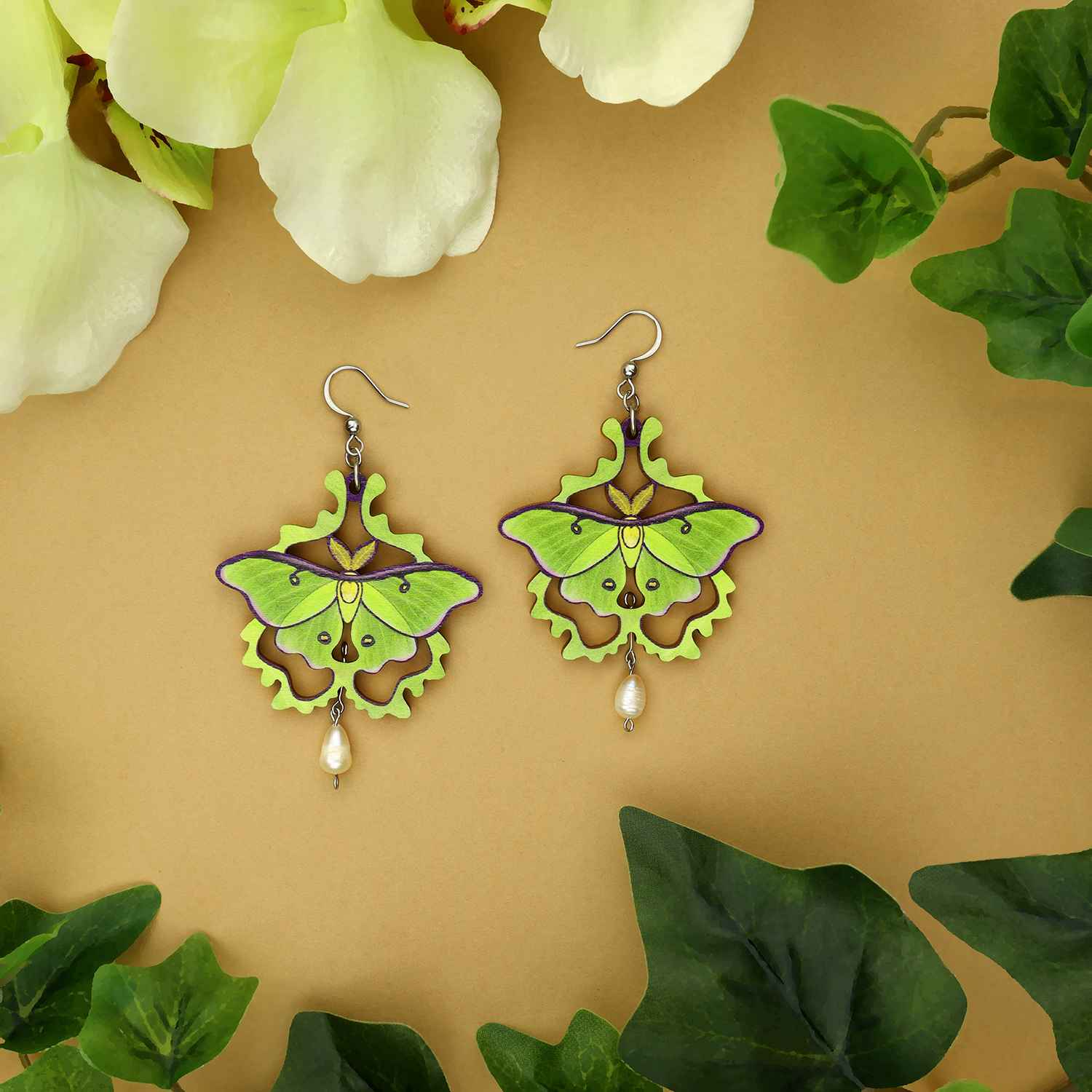 Pikku Luna Moth vanerikorvakorut beigellä taustalla