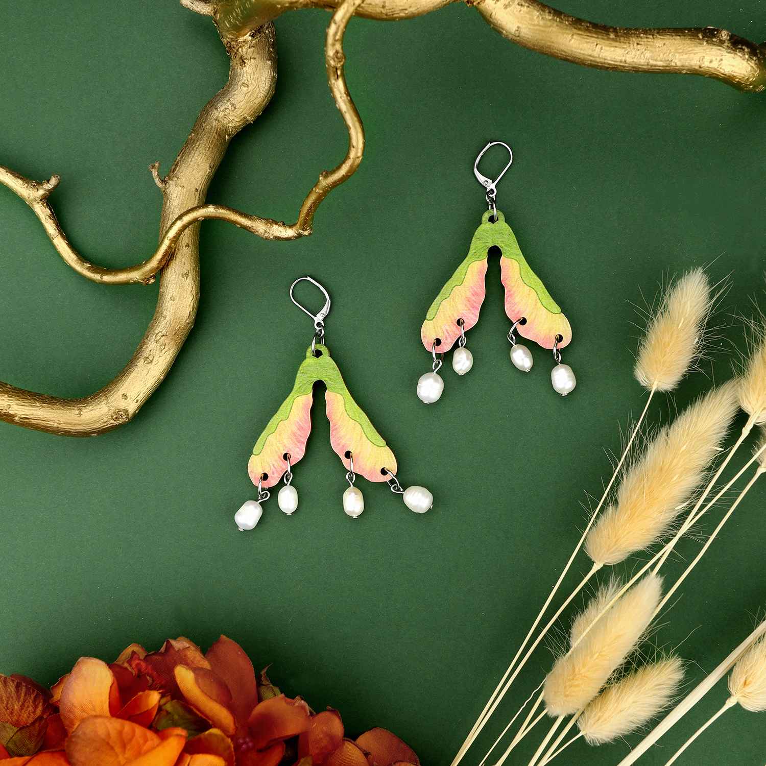 Vaahteran Siemen korvakorut helmillä - Image 3