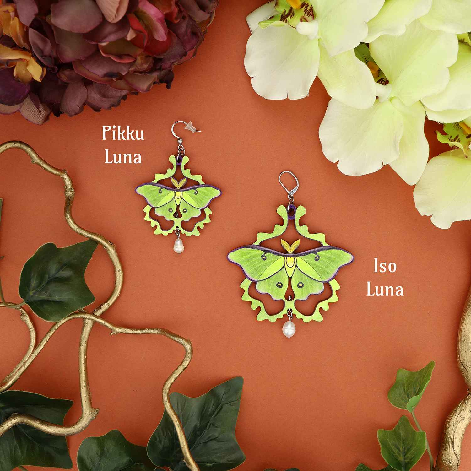 Iso ja pikku Luna Moth korvakorut terrakotta taustalla