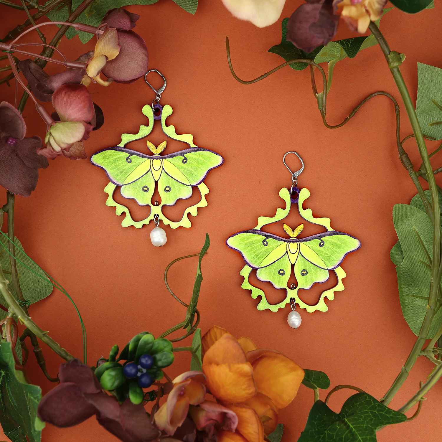 Isot Luna Moth korvakorut terrakotta taustalla