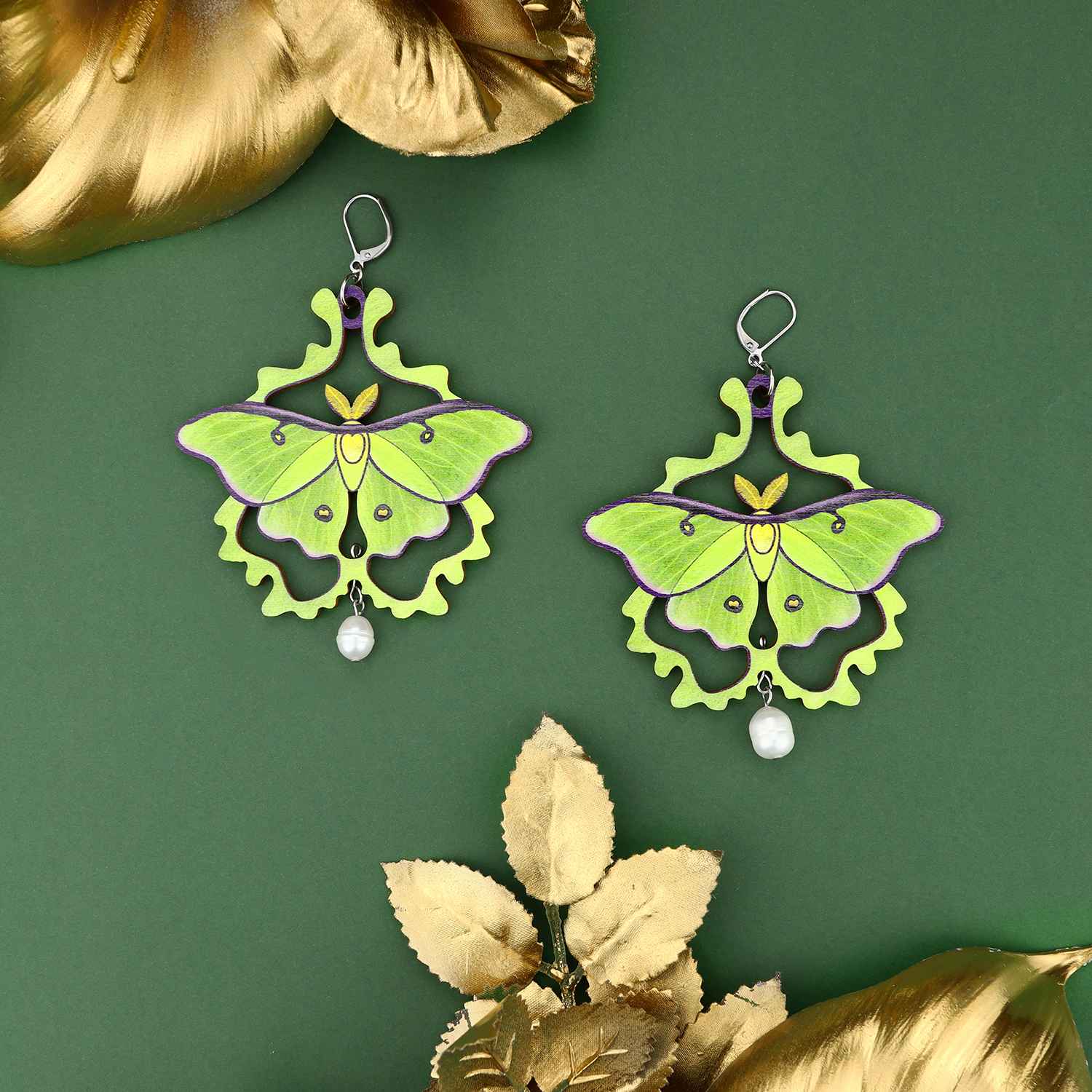 Iso Luna Moth korvakorut vihreällä taustalla