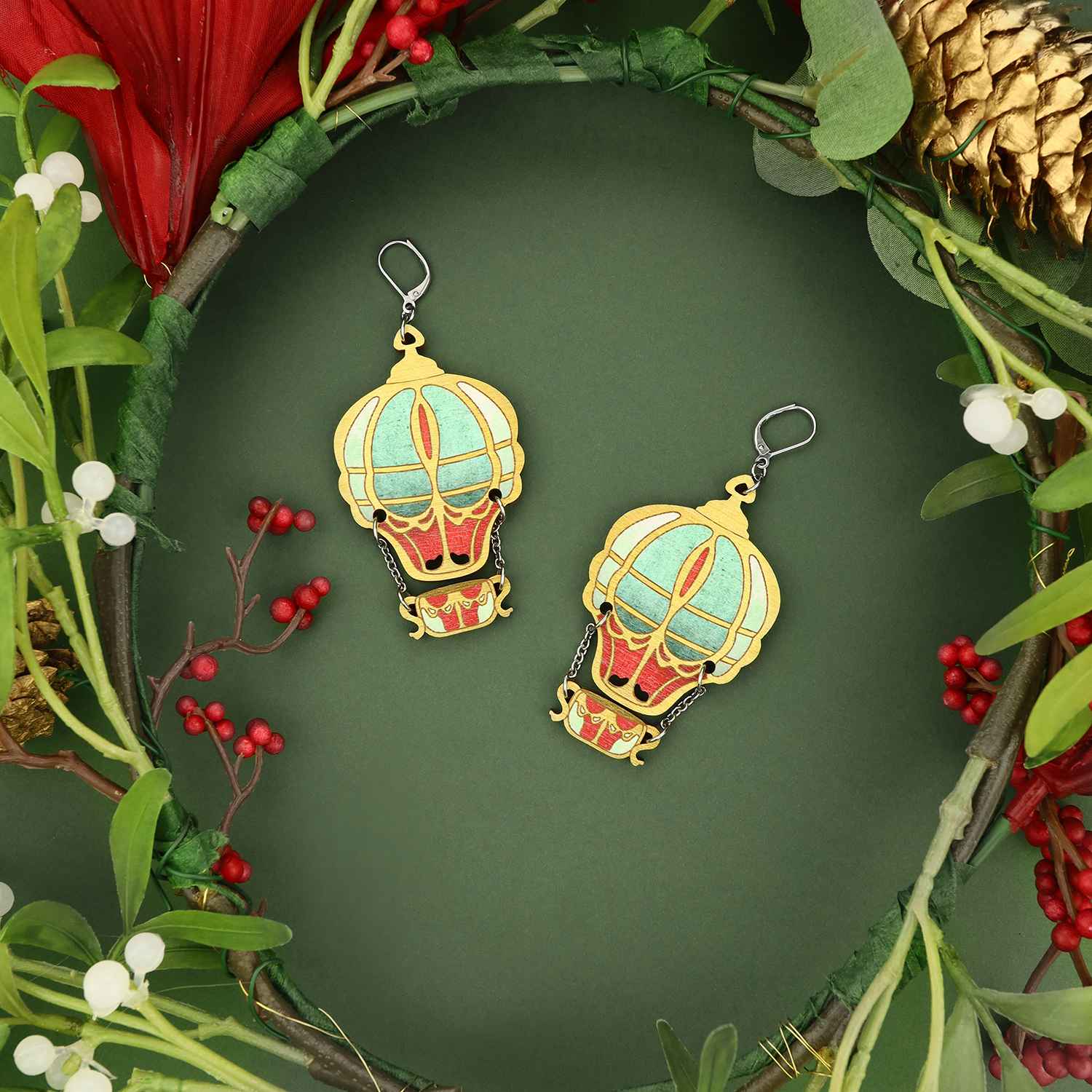 Kuumailmapallo korvakorut korilla punainen väri