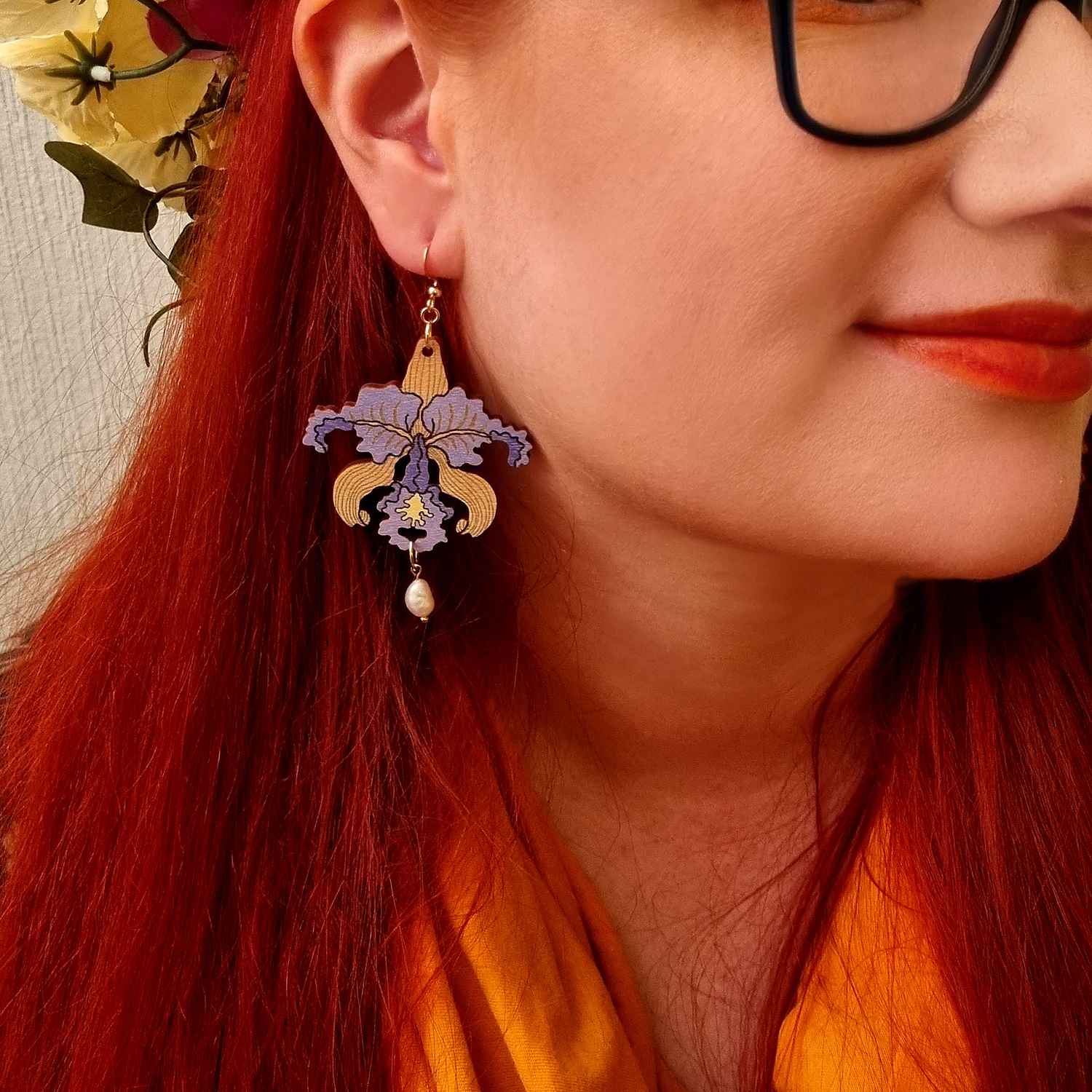 Orkidea korvakorut kulta-violetit yhdellä helmellä korvassa