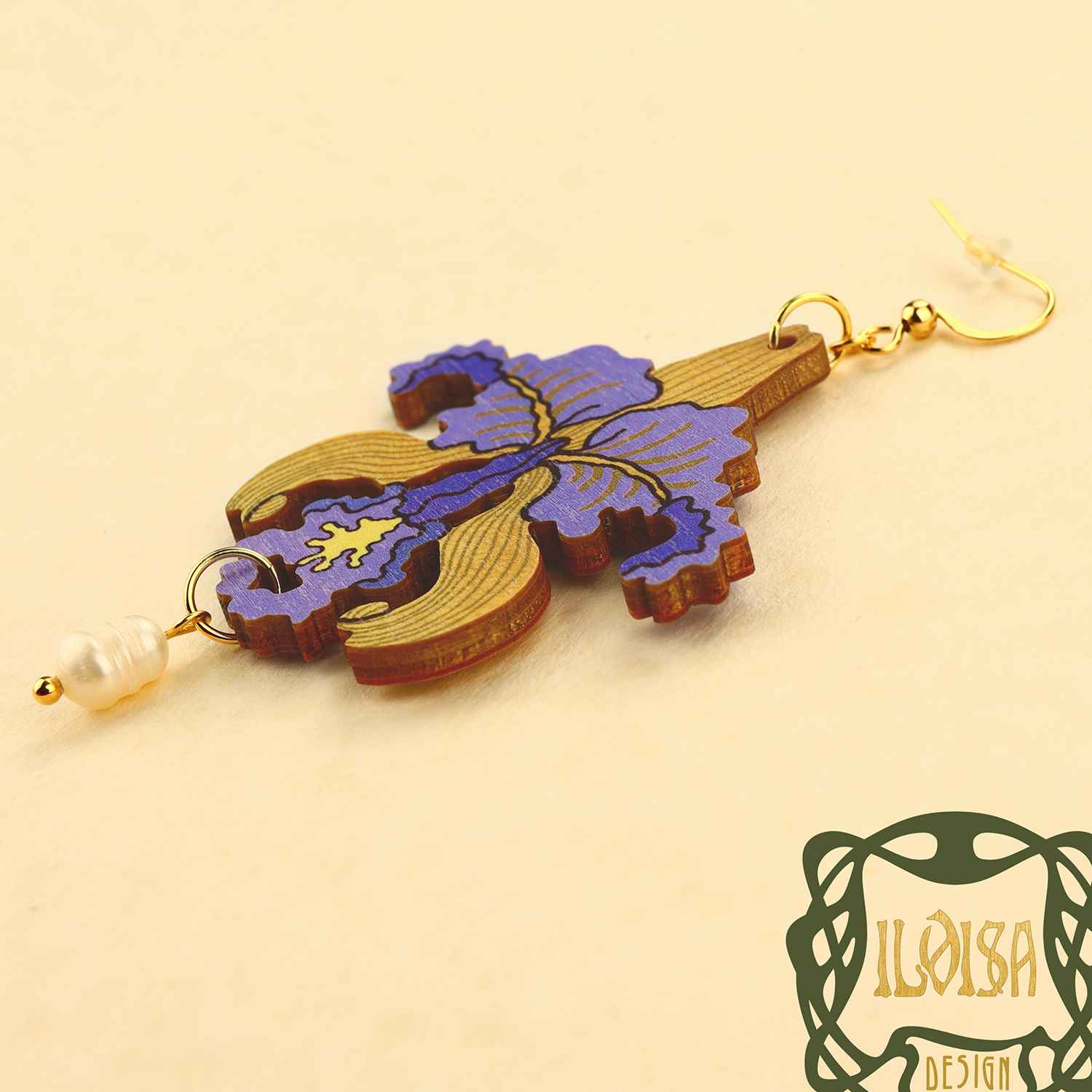 Orkidea korvakorut kulta-violetit yhdellä helmellä läheltä kuvattuna