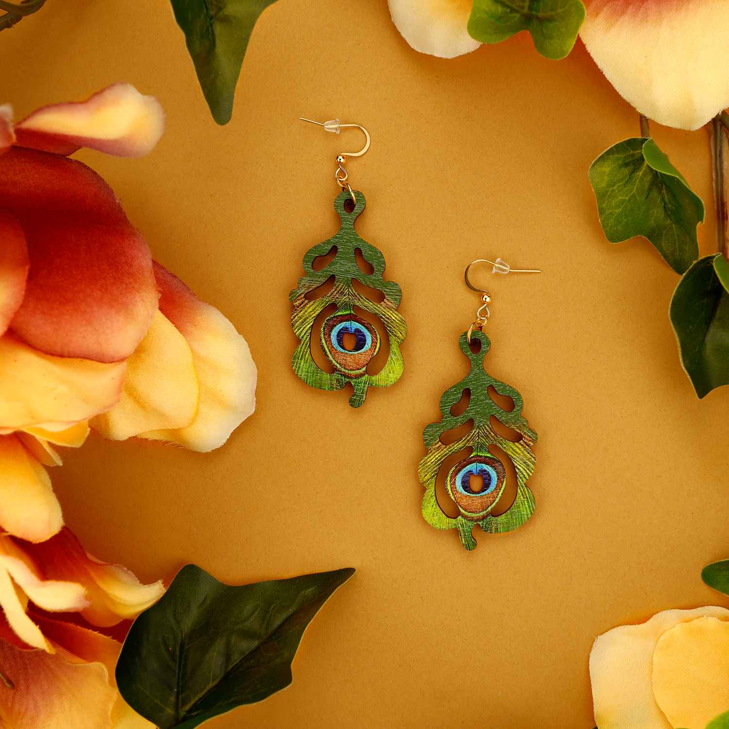 Vihreät isot riikinkukonsulka vanerikorvakorut vaalealla taustalla